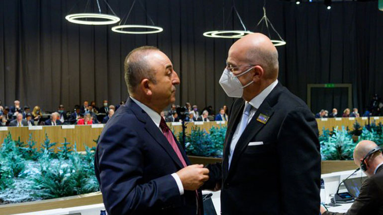 Σύντομη συνάντηση Δένδια – Τσαβούσογλου