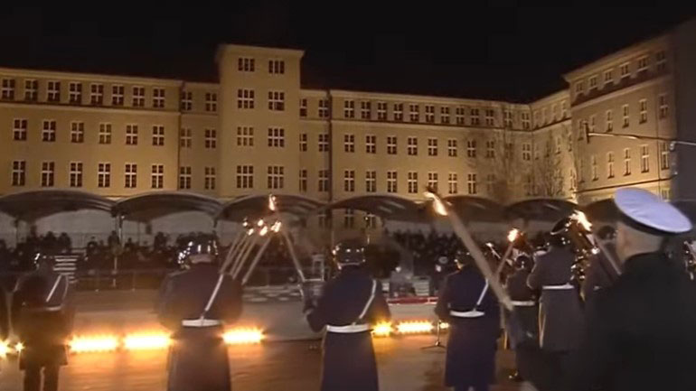 Η Γερμανία αποχαιρέτησε τη Μέρκελ με μια φαντασμαγορική τελετή στο Βερολίνο