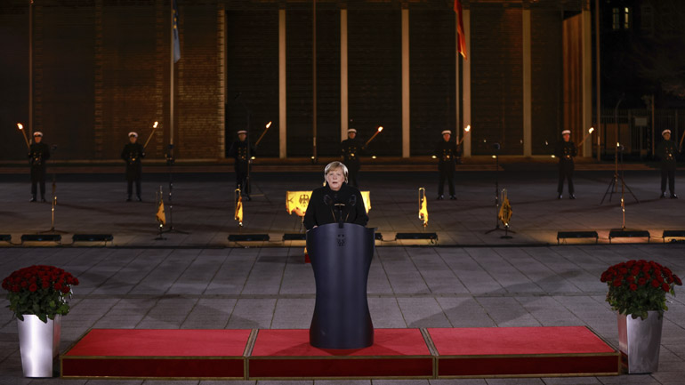 Γερμανία: Οι Ένοπλες Δυνάμεις αποχαιρέτησαν τη Μέρκελ με ύμνους και… ανατολικογερμανική πανκ