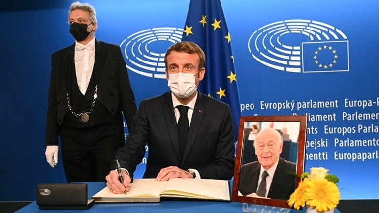 Γαλλία: Ο Μακρόν και ηγέτες της Ε.Ε. απέτισαν φόρο τιμής στον Βαλερί Ζισκάρ Ντ’ Εστέν