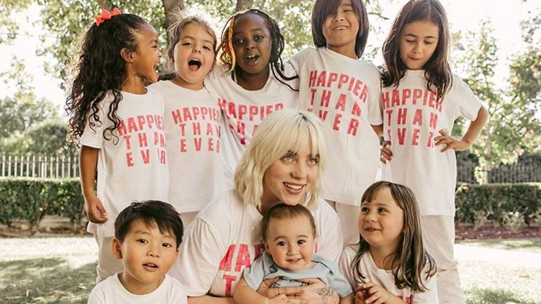 Billie Eilish: Λανσάρει συλλογή παιδικών ειδών και μοιράζει χαμόγελα στους μικρούς της fans!
