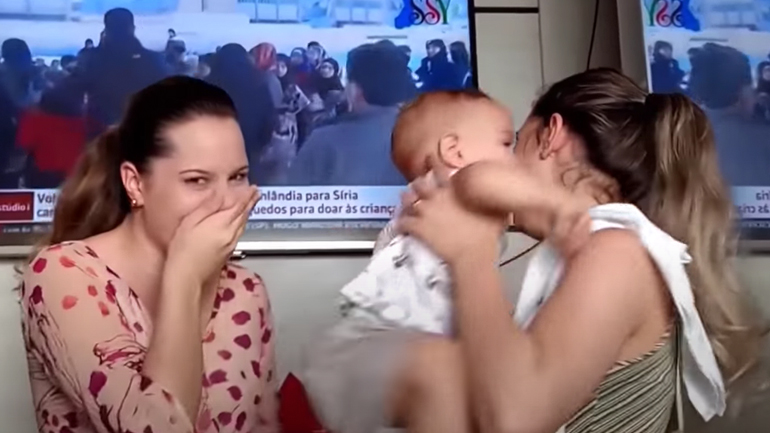 Μωρά μπερδεύονται βλέποντας δίδυμα αδέρφια