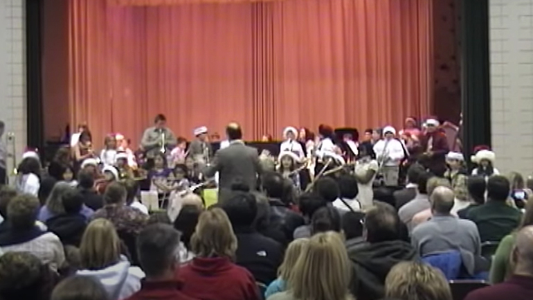 Ορχήστρα εκτελεί το «Jingle Bells»