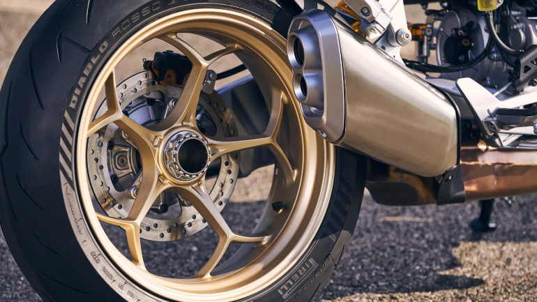 Πανέμορφο ψαλίδι με ημι-ενεργητικές αναρτήσεις της Ohlins.