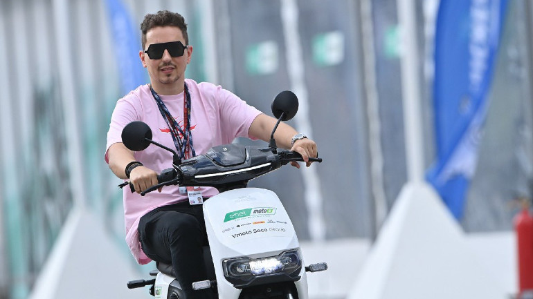 Ο Jorge Lorenzo απολαμβάνει τη "συνταξιοδότησή" του από το MotoGP.