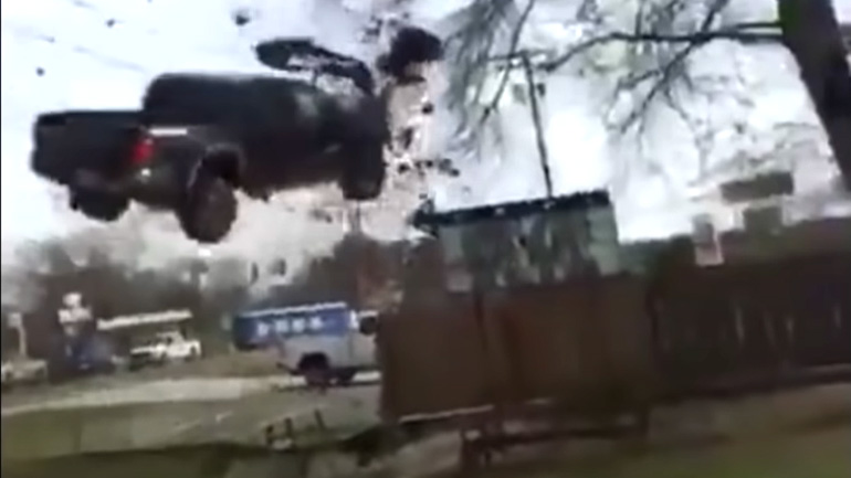 Δραπέτης φυλακών αποφεύγει μπλόκο κάνοντας άλμα με το αυτοκίνητο