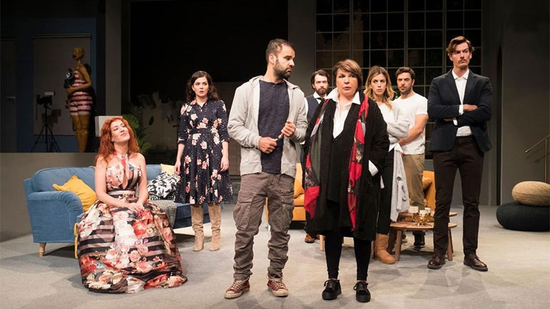 «Όποιος θέλει να χωρίσει…να σηκώσει το χέρι του!»: Δείτε το νέο τρέιλερ και το εορταστικό πρόγραμμα παραστάσεων