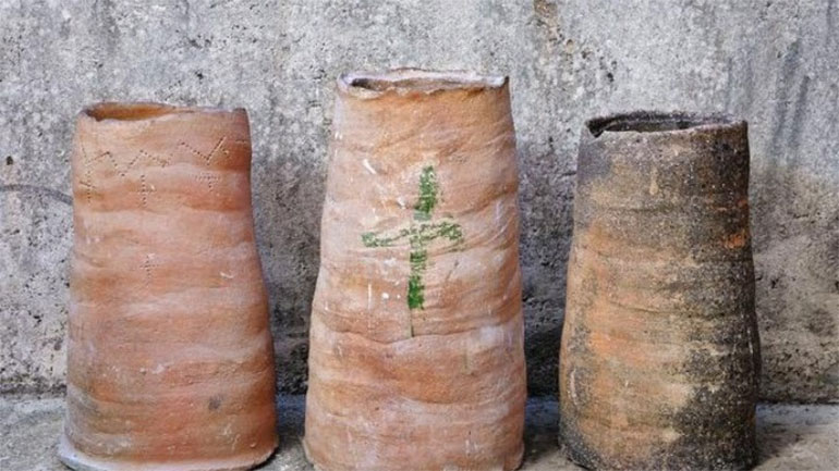 Τρεις αιώνες Κεραμικά της Χίου σε ένα λεύκωμα