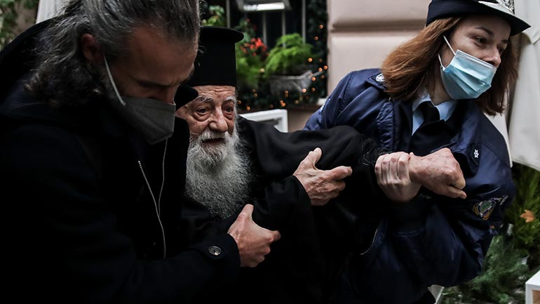 Ιερέας φώναζε στον Πάπα Φραγκίσκο: «Πάπα, είσαι αιρετικός»