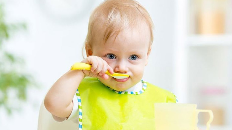 Ποιες τροφές πρέπει να αποφεύγετε τους πρώτους 12 μήνες του μωρού