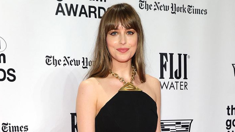 Η λεπτομέρεια στο μαύρο φόρεμα της Dakota Johnson που έκανε τη διαφορά στο look της
