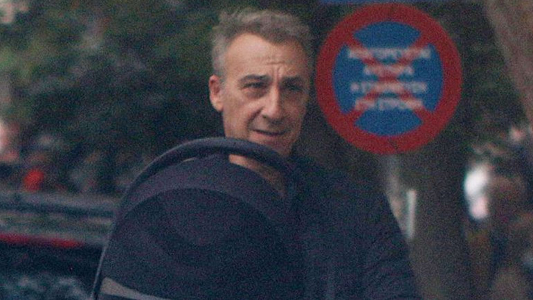 O Mίνως Μάτσας έβγαλε βόλτα τα δίδυμα με το καροτσάκι τους