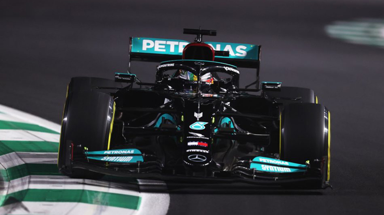 Ο L Hamilton ξεκινάει την Κυριακή πρώτος στη Σαουδική Αραβία – Άτυχος ο Verstappen στον τελευταίο γύρο