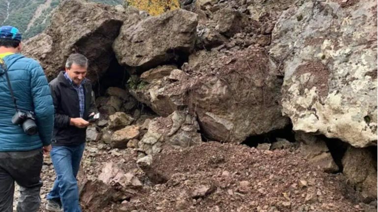 Άγραφα: Τεράστια βράχια έπεσαν στο δρόμο και απέκλεισαν χωριό