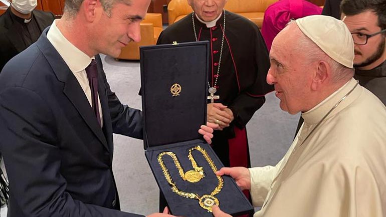 Με το Χρυσό Μετάλλιο Αξίας της Πόλεως των Αθηνών τιμήθηκε ο Πάπας Φραγκίσκος