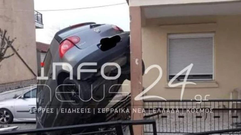 Αυτοκίνητο στις Σέρρες κρεμάστηκε σε φράχτη