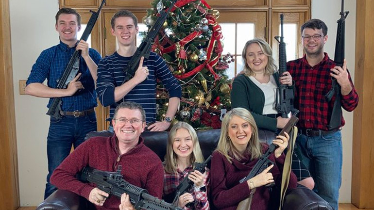 ΗΠΑ: Βουλευτής ποζάρει με την οικογένειά του στο χριστουγεννιάτικο δέντρο κρατώντας όπλα