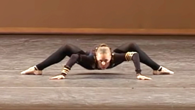 Ο «χορός της αράχνης»: Εντυπωσιάζει η 13χρονη μπαλαρίνα Ο «χορός της αράχνης»: Εντυπωσιάζει η 13χρονη μπαλαρίνα