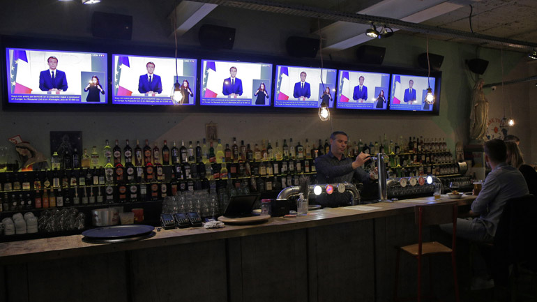 Γαλλία: Κλείνουν τα νυχτερινά κέντρα για 4 εβδομάδες – Μέτρα στα σχολεία και ενίσχυση της τηλεργασίας