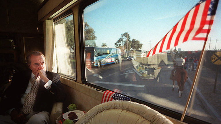 ΗΠΑ: Μεσίστιες οι σημαίες έως την Πέμπτη για τον θάνατο του πρώην γερουσιαστή Μπομπ Ντόουλ