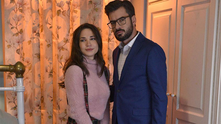 «Κι όμως είμαι ακόμα εδώ»: Οι πρώτες εικόνες από τα γυρίσματα της νέας σειράς με την  Κατερίνα Γερονικολού και τον Γιάννη Τσιμιτσέλη