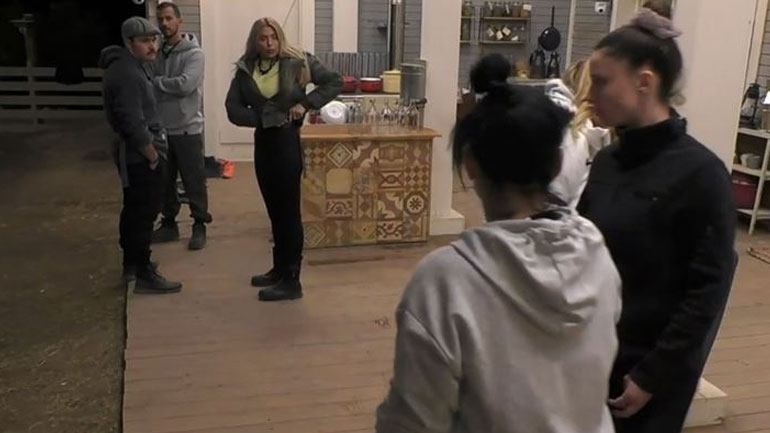 Φάρμα: Μαρία Παπαγεωργίου και Αγγελική Ηλιάδη τσακώθηκαν με αφορμή ένα… αποσμητικό