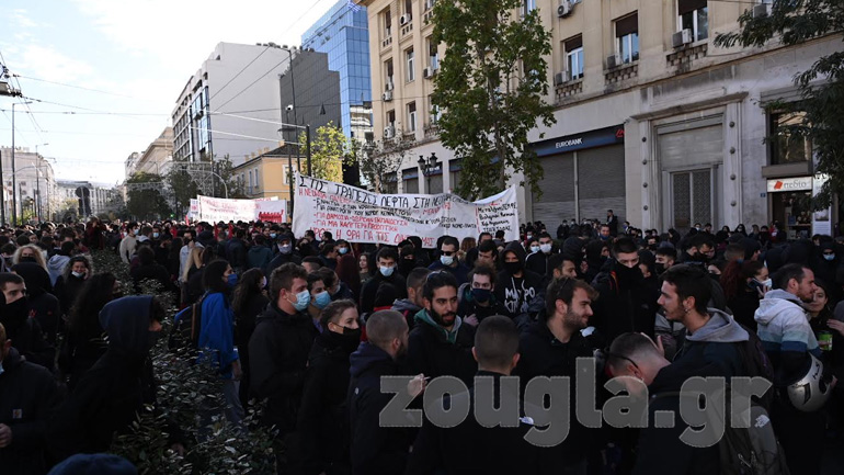 Συγκεντρώσεις μαθητών στα Προπύλαια – Έκλεισαν για λίγες ώρες Πανεπιστημίου και Σταδίου