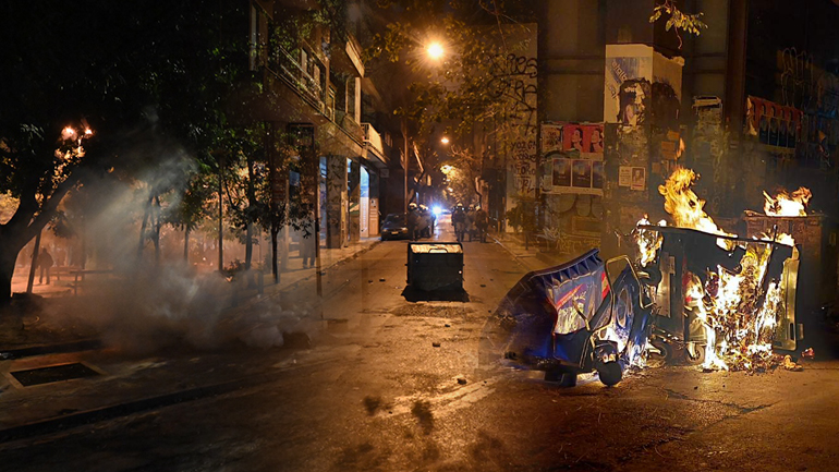 Πετροπόλεμος και χημικά στα Εξάρχεια