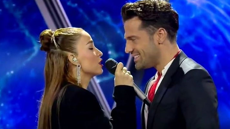 Η εκρηκτική εμφάνιση της Ελένης Φουρέιρα με τον Κωνσταντίνο Αργυρό στη σκηνή του «The Voice»