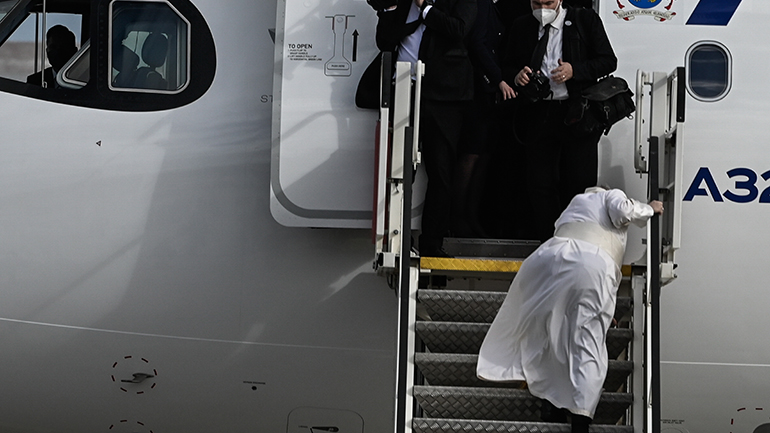 Παραπάτησε ο Πάπας την ώρα που ανέβαινε στο αεροπλάνο Παραπάτησε ο Πάπας την ώρα που ανέβαινε στο αεροπλάνο