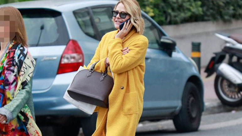 Η Τζένη Μπαλατσινού μας δείχνει πώς να φορέσουμε το κίτρινο τον χειμώνα