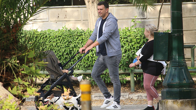 O Bασίλης Κικίλιας έβγαλε βόλτα το γιο του στο Ζάππειο