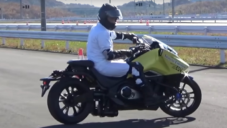 Μικρές μανούβρες γίνονται παιχνιδάκι με το Riding Assist 2.0 της Honda.