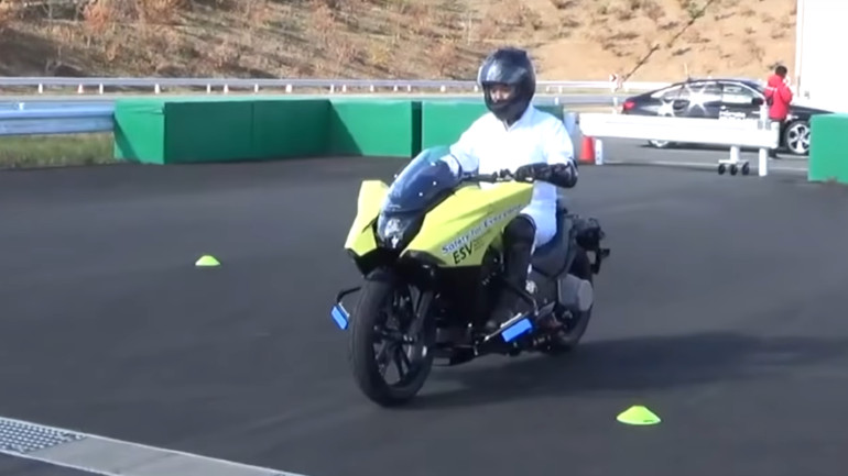 Θέλεις μια μοτοσυκλέτα που να μην πέφτει; Η Honda σού δίνει τη λύση