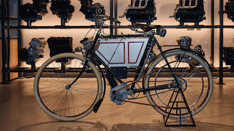 Η συνταγή είναι απλή: ποδήλατο της Triumph και κινητήρας Minerva.