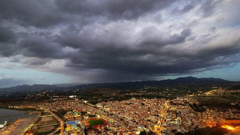Νεφώσεις και τοπικές βροχές ή καταιγίδες, κυρίως σε νησιωτικές και παράκτιες περιοχές αναμένονται την Τετάρτη