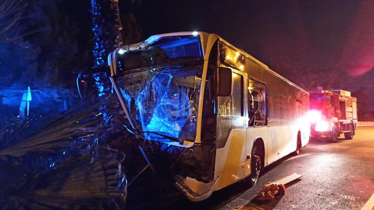 Βουλιαγμένη: Αστικό λεωφορείο καρφώθηκε σε φοίνικα στην Παραλιακή