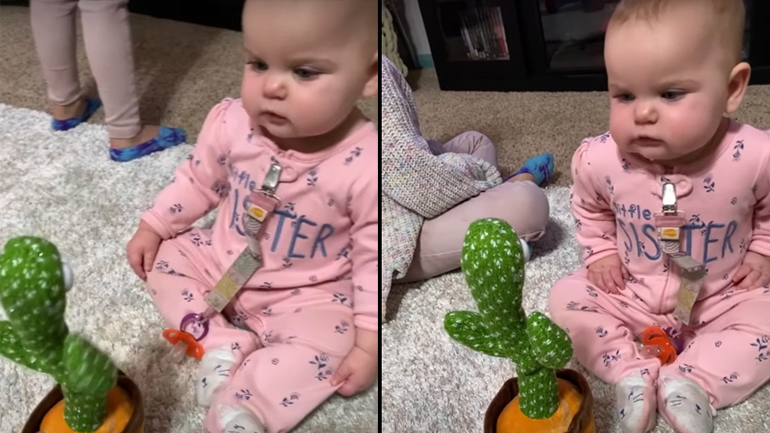 Μωρό συνομιλεί με το παιχνίδι του