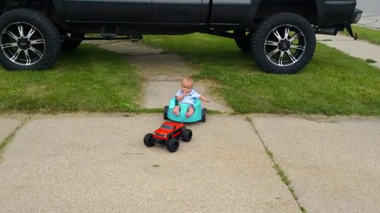 Mωρό κάνει βόλτα με τηλεκατευθυνόμενο αυτοκίνητο
