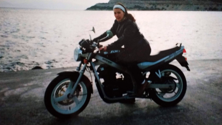 Πάντα είχε σπορ μοτοσυκλέτες, ενώ στη σέλα της Suzuki της.