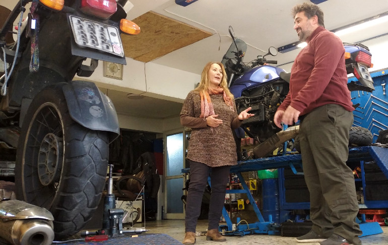 Η φωτογράφιση έγινε μέσα στο συνεργείο BMW του Φαίδωνα Ευθυμίου όπου περιποιείται την BMW της η Ελευθερία.