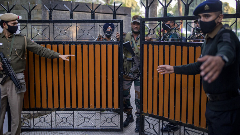 Στρατιωτικό ελικόπτερο συνετρίβη στην Ινδία – Μετέφερε τον αρχηγό του Επιτελείου Άμυνας