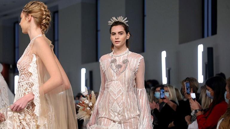 Παντρεύεστε; Σας δείχνουμε μερικά από τα νυφικά που είδαμε στην Bridal Fashion Expo