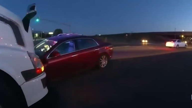 Οδηγός 9 ετών και συνοδηγός 4 ετών τρακάρουν με φορτηγό