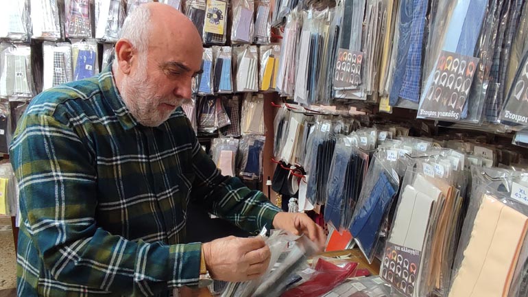 Θεσσαλονίκη: «Λίφτινγκ» σε πουκάμισα από βιοτέχνη που τους δίνει… παράταση ζωής