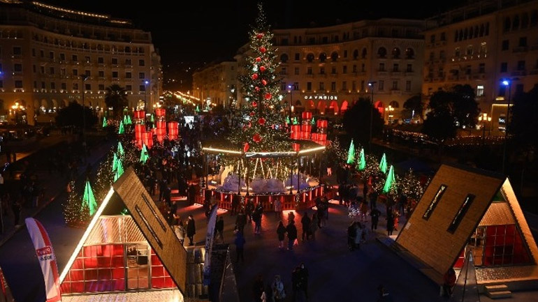 Θεσσαλονίκη: Φωταγωγήθηκε το χριστουγεννιάτικο δέντρο στην πλατεία Αριστοτέλους