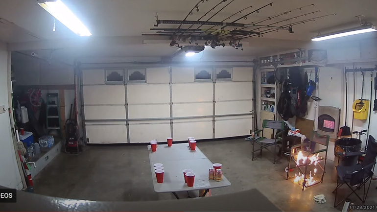 Σπίθα πέφτει σε μια καρέκλα κάμπινγκ