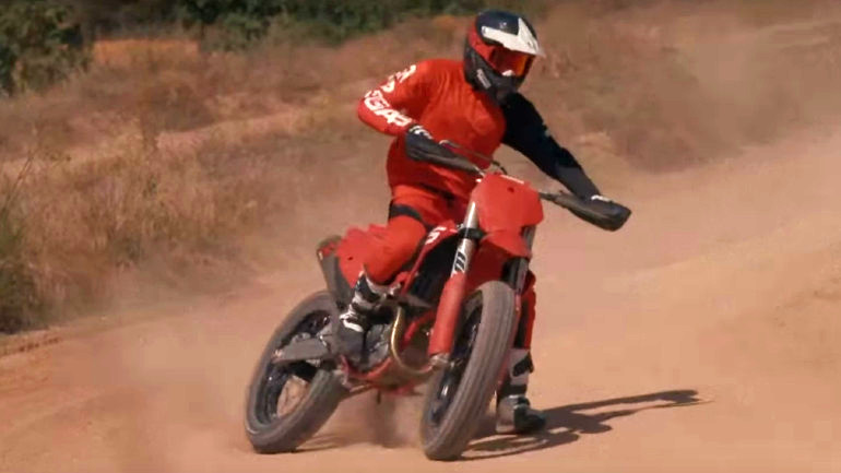 Μπορείς με γνήσια εξαρτήματα GasGas να μετατρέψεις το MC450F σου σε flat track μοντέλο.