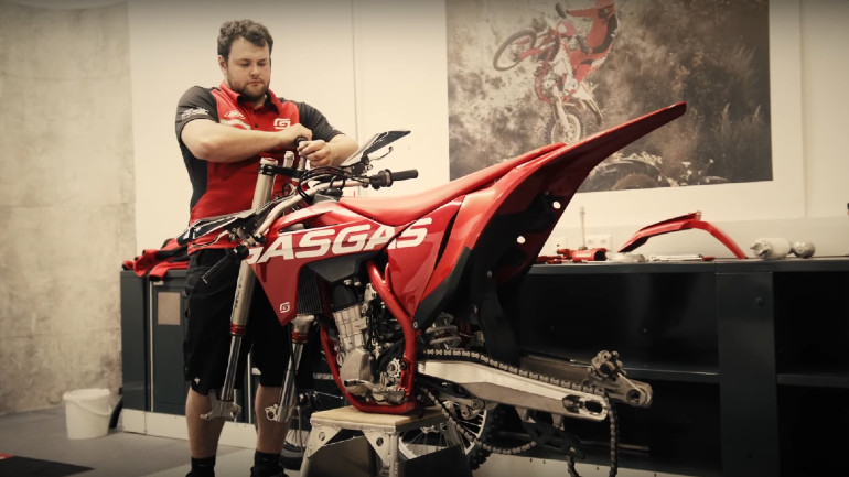 Τα εξαρτήματα έρχονται με εργοστασιακές ρυθμίσεις από την GasGas.