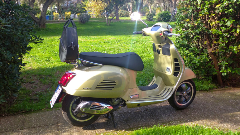 Γνωστή σιλουέτα σε ένα εκλεπτυσμένο χρώμα εμπνευσμένο από τη δεκαετία του 1940.